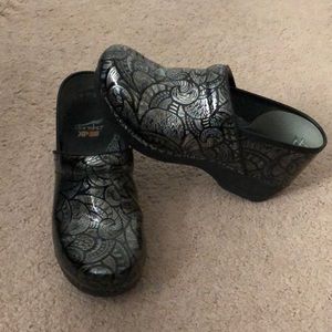 ‼️Dansko XP 2.0 Fossilized Patent Clog‼️